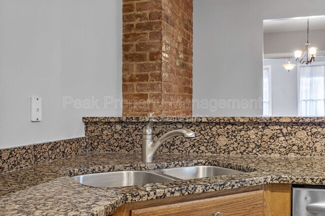 Building Photo - 2122 E Marshall St