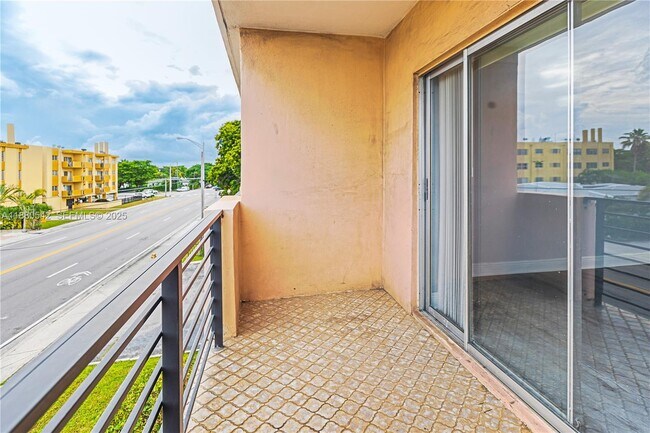 Building Photo - 365 NE 125th St