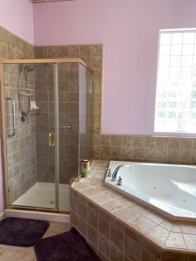 Building Photo - Huge 4 Bed 2 Bath + Den Golf Course Hom...