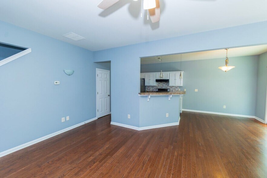 Building Photo - 5815 Weddington Dr
