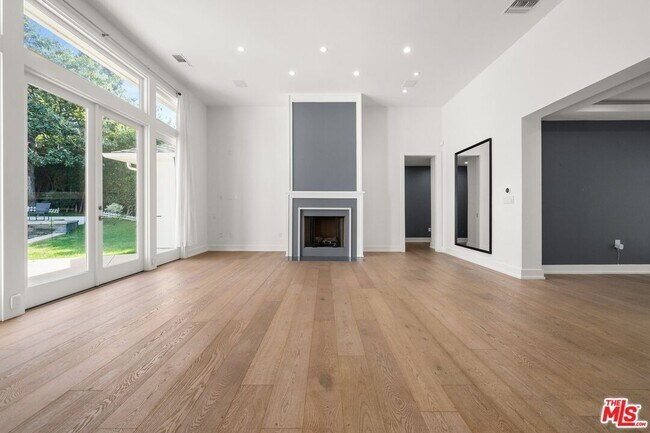 Building Photo - 2400 S Beverly Dr