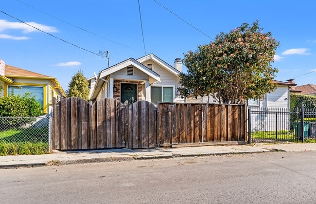 Building Photo - Remodeled 4-Bedroom House w/ Private Yard in Oakland