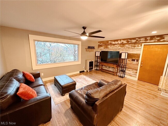 Building Photo - 7281 Meadowlawn Dr