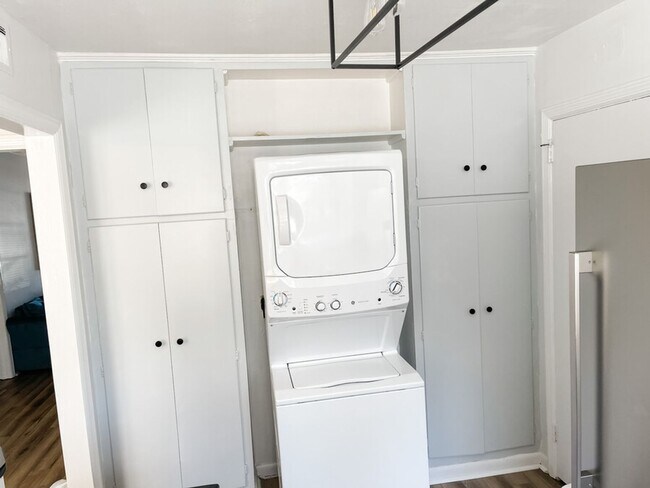 Building Photo - Charming Apt near Savannah's Historic District! Unit 1