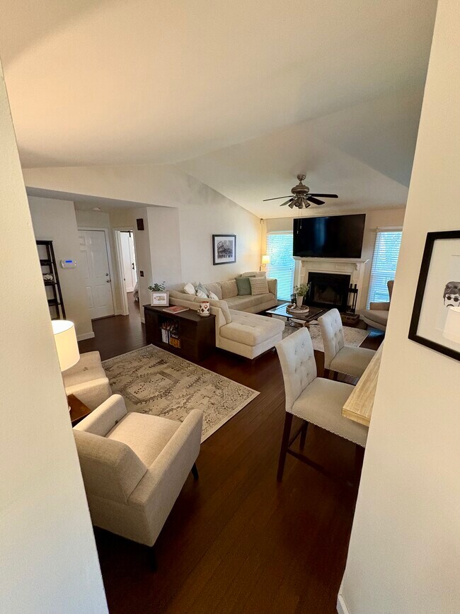 Building Photo - 5064 English Village Dr