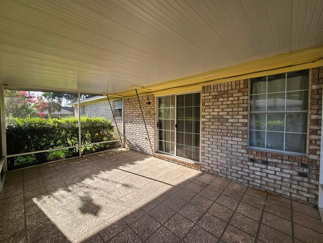 Building Photo - 7854 Pleasant Oaks Ave