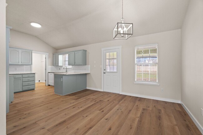 Building Photo - Newly Remodeled Beautiful 3 Bedroom Home