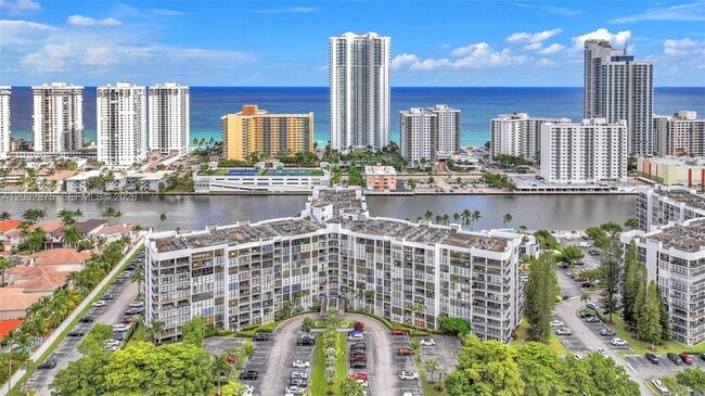 Building Photo - 1000 Parkview Dr