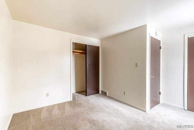 Building Photo - 140 Ayrault Dr