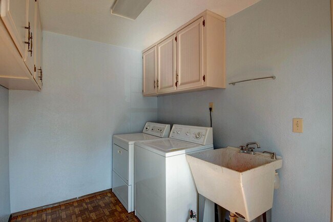 Building Photo - 3 Bed 2 Bath Home