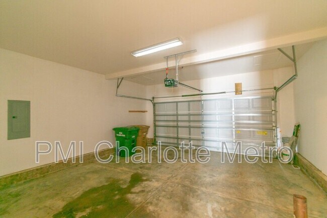 Building Photo - 2068 White Cedar Ln