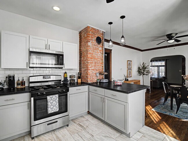 Building Photo - 10619 Bernard Ave