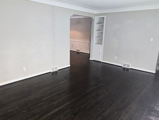 Building Photo - 3018 Guilford Dr