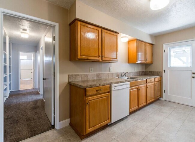 Building Photo - 410-12 Harrison St, Newberg