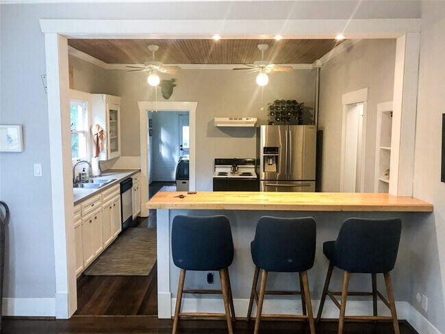 Building Photo - 210 Tabor St