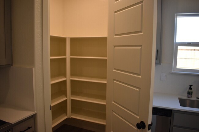 Building Photo - 744 Stephanie Dr