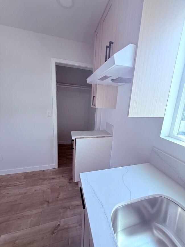 Building Photo - 1414-1412 N Hazard Ave