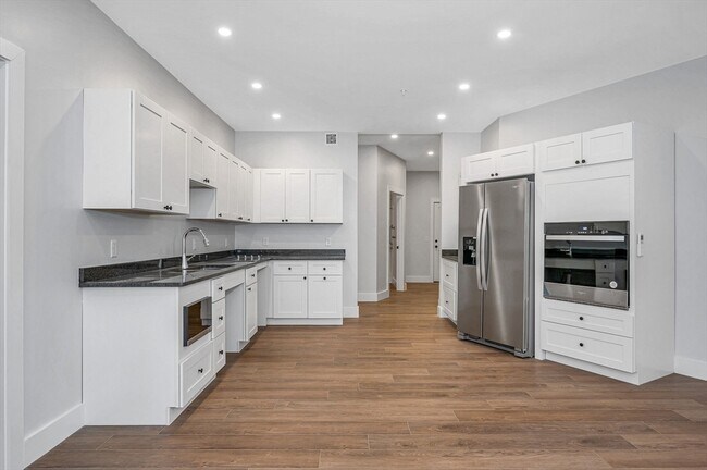 Building Photo - 241 W 6th St