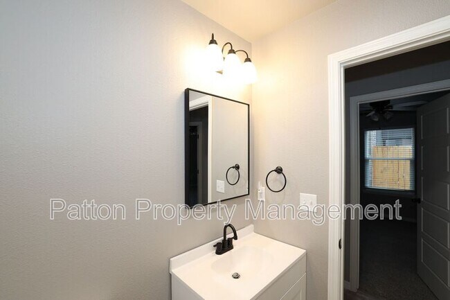 Building Photo - 14411 Periwinkle Dr