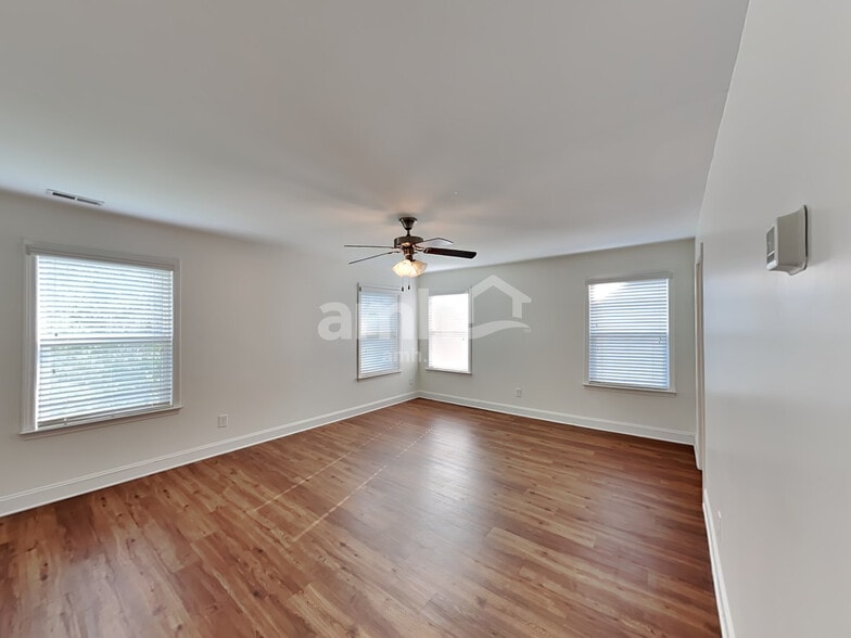Building Photo - 1007 Monitor Ct
