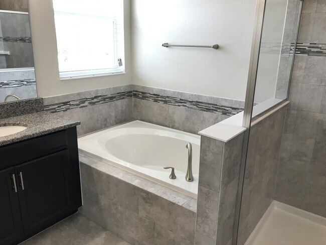 Building Photo - Just Listed! Newer 4/3 Home at The Oaks in...