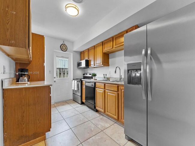 Building Photo - 1418 N 16th Ave