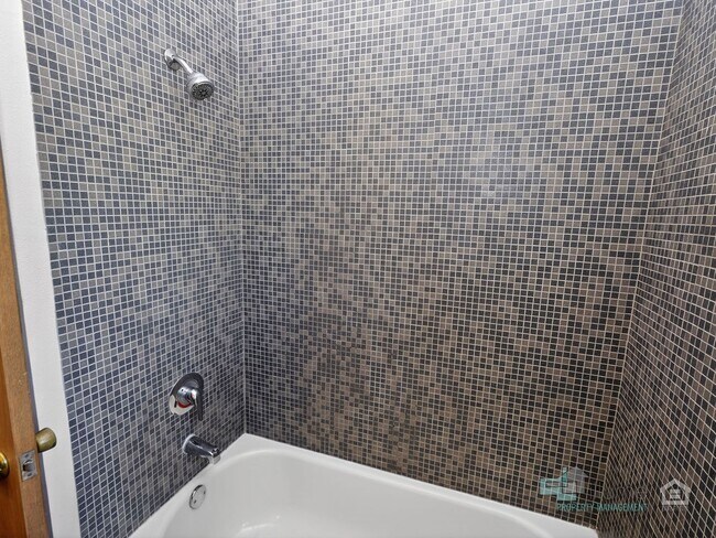Building Photo - 1 Bedroom Condo Near OHSU + Parking