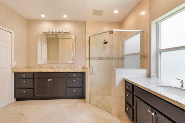 Building Photo - 12372 Cascades Pointe Dr