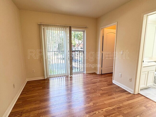 Building Photo - 843 Hayworth Ave