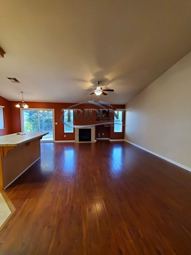 Building Photo - 4 bedroom, 2 bath house