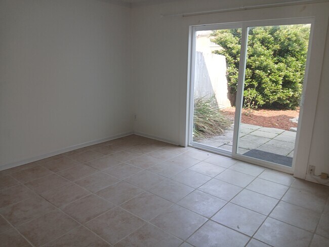 Building Photo - 2241 Sedgewick Dr