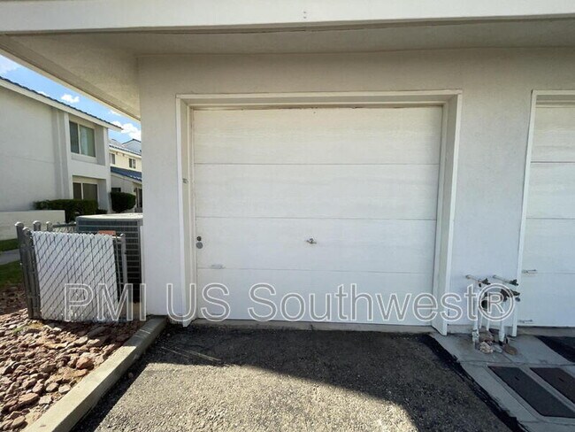 Building Photo - 1800 Club House Dr