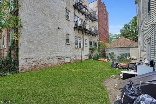 Building Photo - 706 Chestnut St