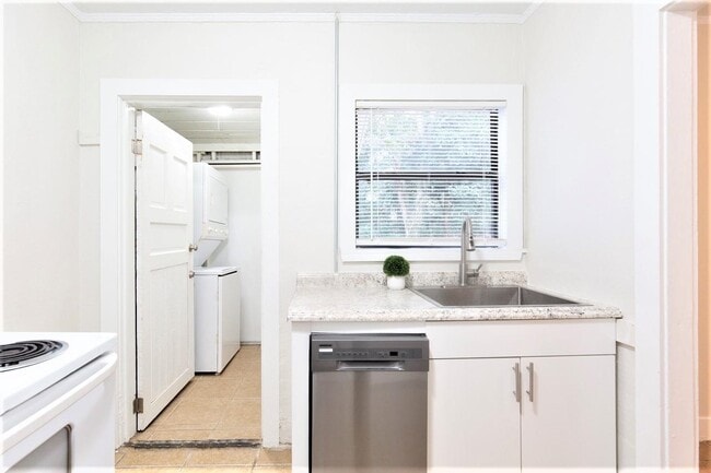 Building Photo - 205 Columbia Dr