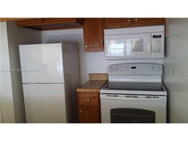 Building Photo - 3720 Inverrary Dr