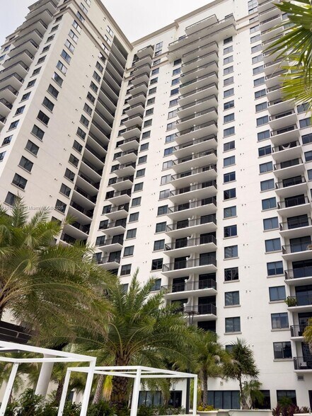 Building Photo - 999 SW 1st Ave