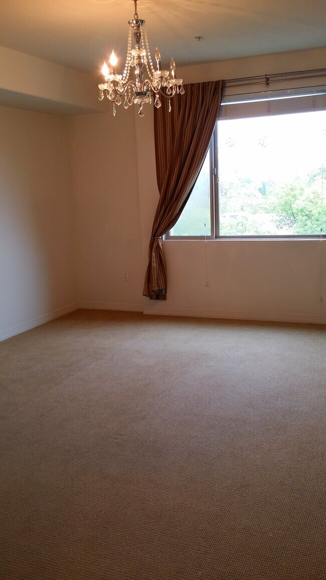 Building Photo - 931 E Walnut St