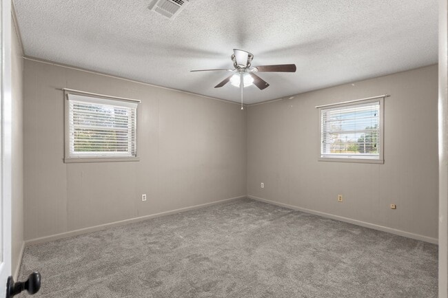 Building Photo - 3 bedrooms 2 bathroom