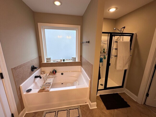 Building Photo - Welcome to this spacious 6 bedroom, 4 bath...