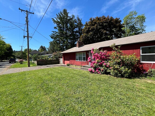Building Photo - Quaint 2-Bedroom Ranch in Established Neig...