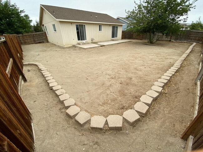 Building Photo - Charming 3 Bedroom