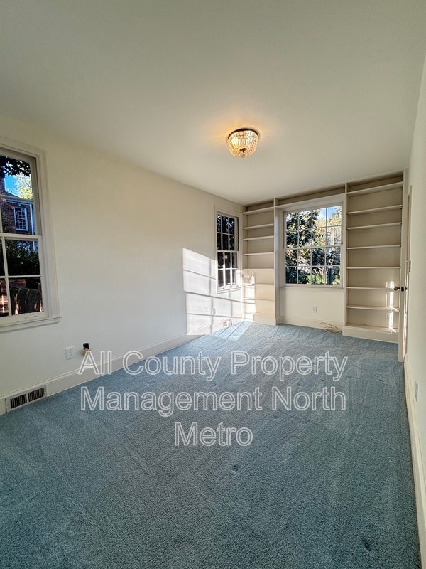 Building Photo - 2416 Dellwood Dr NW