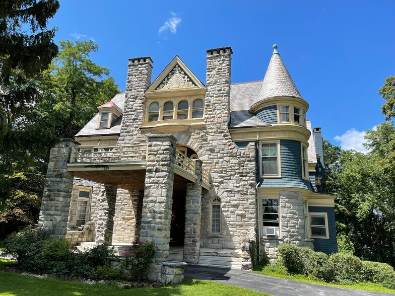 Building Photo - 154 Academy St