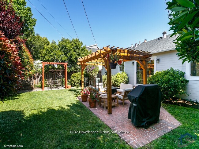 Building Photo - 1132 Hawthorne Dr