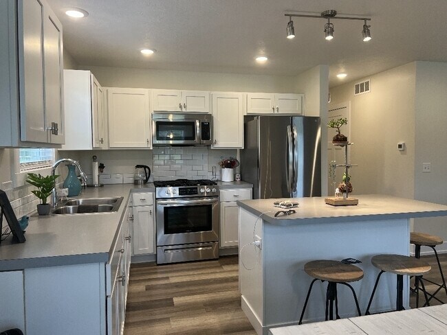 Building Photo - 3240 Babylon Rd