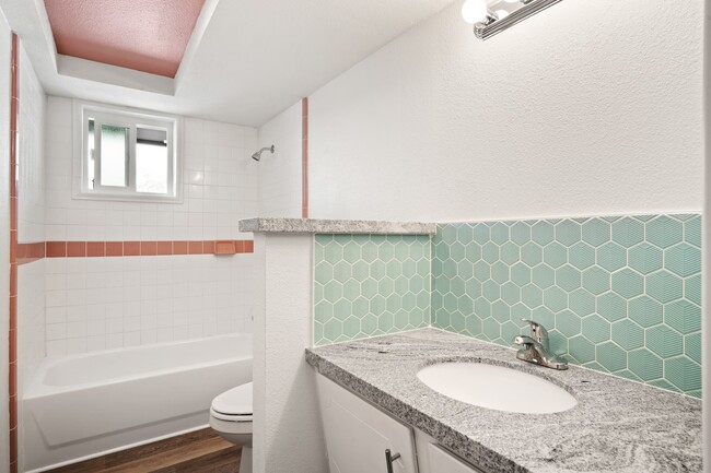 Building Photo - Beautiful 2 bedroom with private backyard