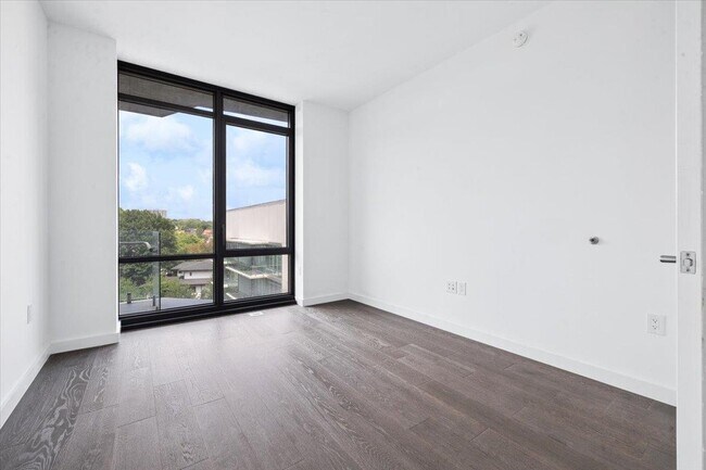 Building Photo - 320 Adolphus Ave