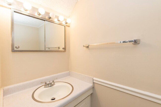 Building Photo - Two Bedroom End Unit Home!