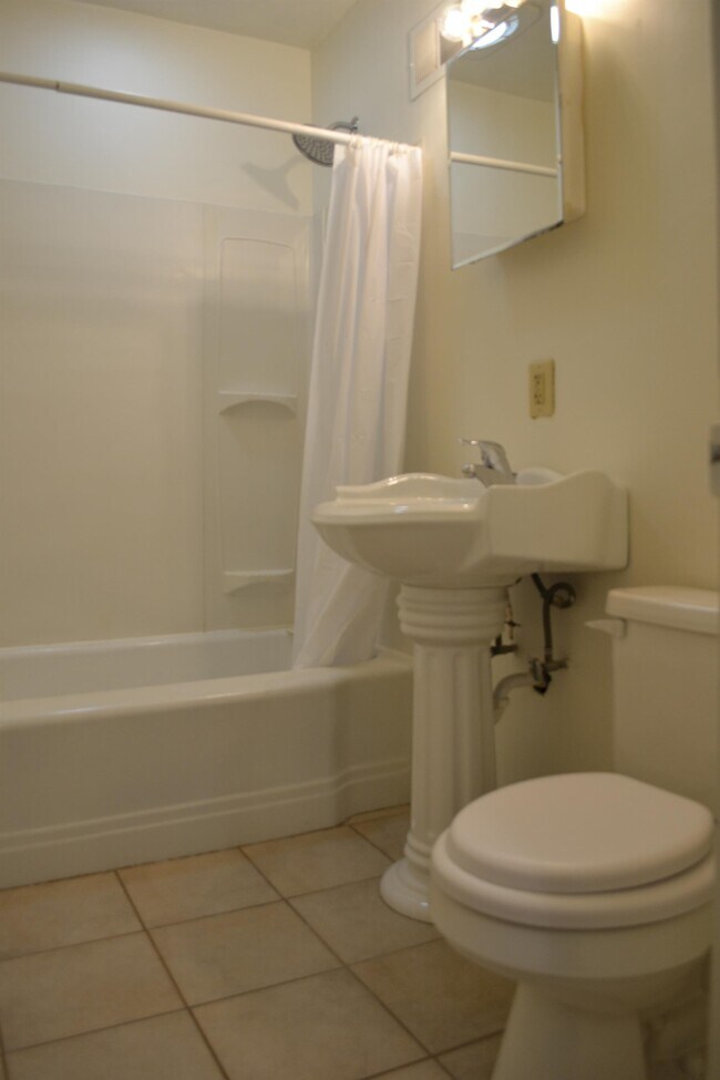 Building Photo - 1037 Keene St