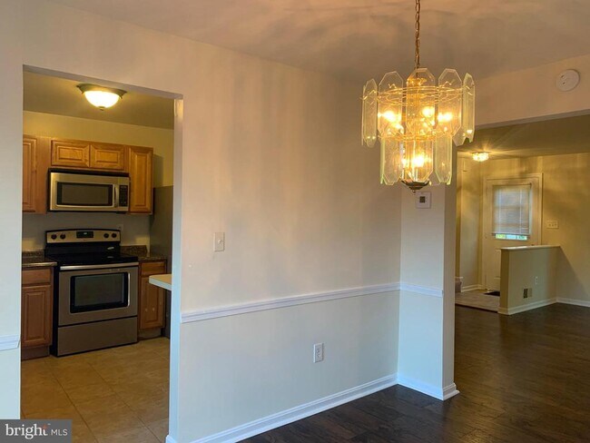 Building Photo - 1658 Colonial Way